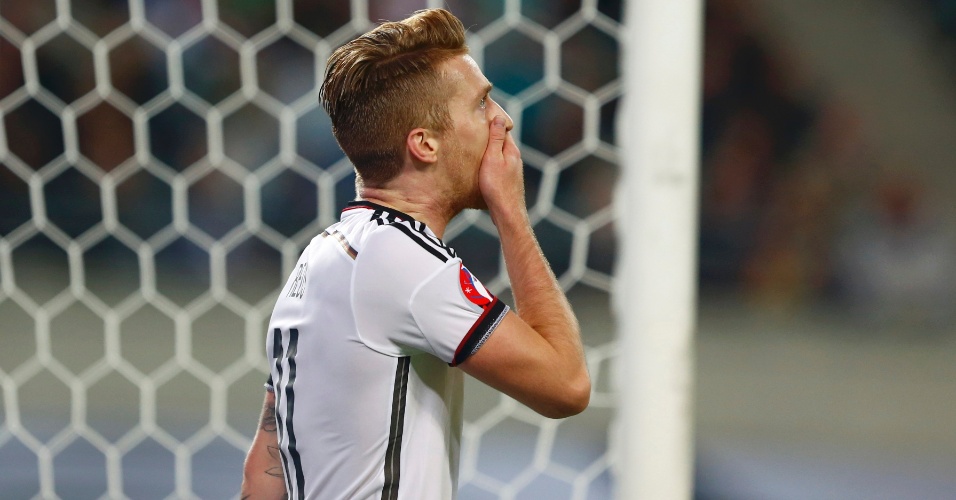 O alemão Marco Reus lamenta oportunidade perdida contra a Geórgia, em jogo válido pelas Eliminatórias da Euro 2016