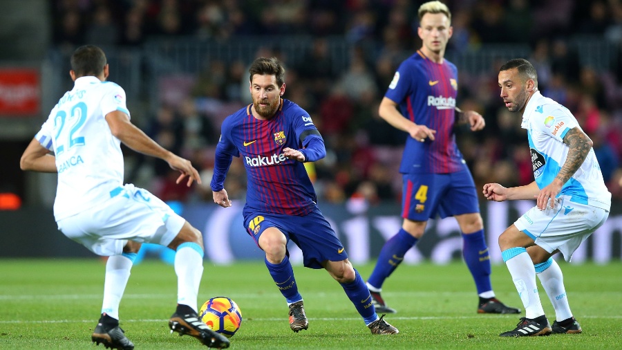 Messi encara a marcação do Deportivo La Coruña em jogo do Barcelona - Albert Gea/Reuters