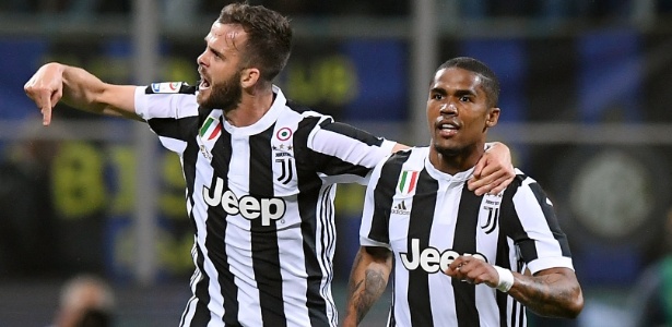 Douglas Costa comemora o seu gol para a Juventus contra a Inter - Alberto Lingria/Reuters - Alberto Lingria/Reuters