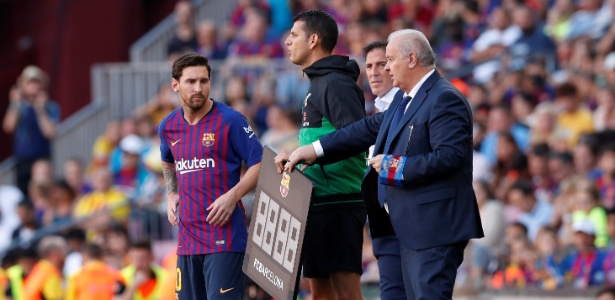 Messi entra em campo durante jogo do Barcelona com o Athletic Bilbao - Albert Gea/Reuters