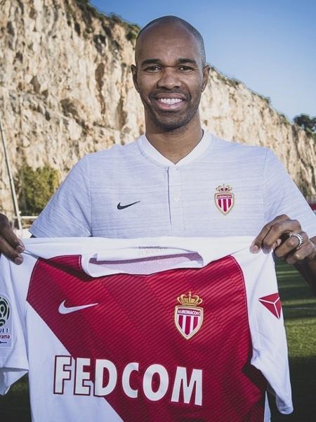 Naldo posa com camisa do Monaco - Divulgação