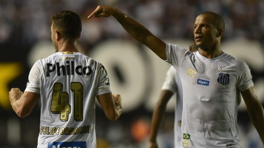 Sánchez aponta para Jean Mota durante jogo entre Santos e Atlético-GO - Ivan Storti | Santos FC