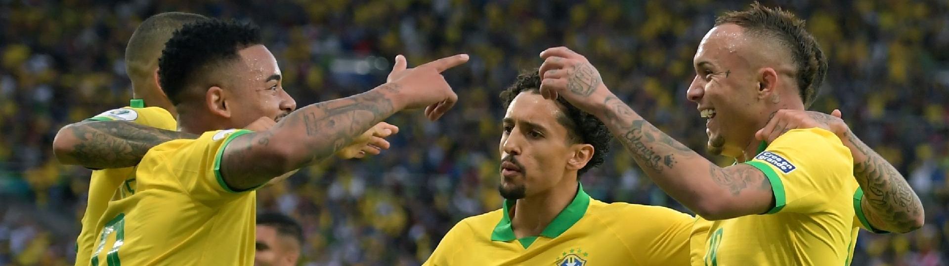 Jogadores comemoram gol de Everton Cebolinha na final da Copa América entre Brasil e Peru