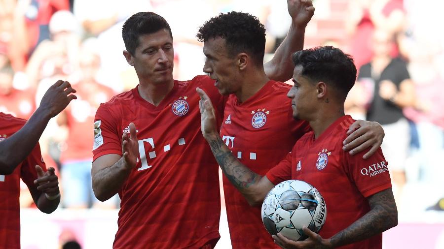 Em sua estreia como titular, Philippe Coutinho comemora gol de companheiro do Bayern de Munique no Alemão -  Christof STACHE / AFP