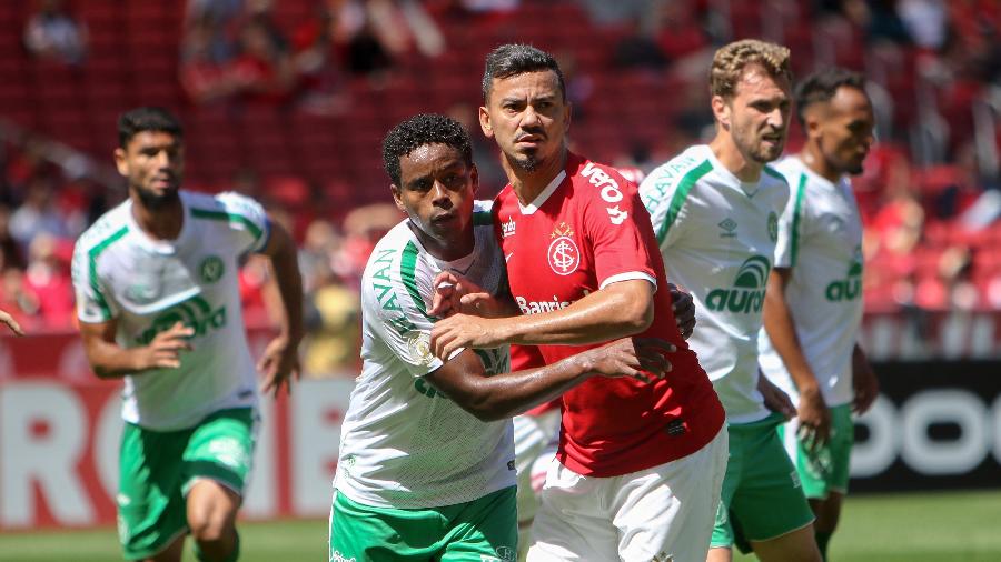 Rodrigo Lindoso disputa a bola na partida entre Chapecoense e Internacional pelo Brasileirão - Everton Pereira/Estadão Conteúdo