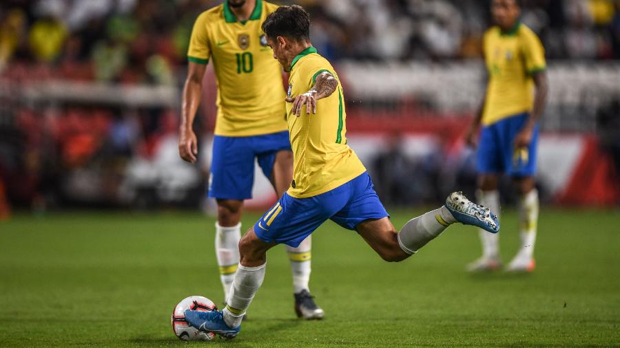 Philippe Coutinho parte para cobrança de falta no segundo gol da seleção contra a Coreia do Sul em amistoso em Abu Dhabi - Pedro Martins/MowaPress