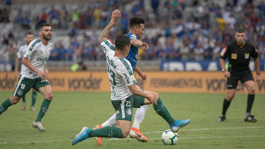 O árbitro Marcelo de Lima Henrique observa jogada entre Cruzeiro e Palmeiras na última rodada do Brasileirão - Alessandra Torres/AGIF