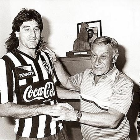 Emil Pinheiro, ex-presidente e diretor do Botafogo, apresenta Renato Gaúcho na década de 1990 - Botafogo/Divulgação