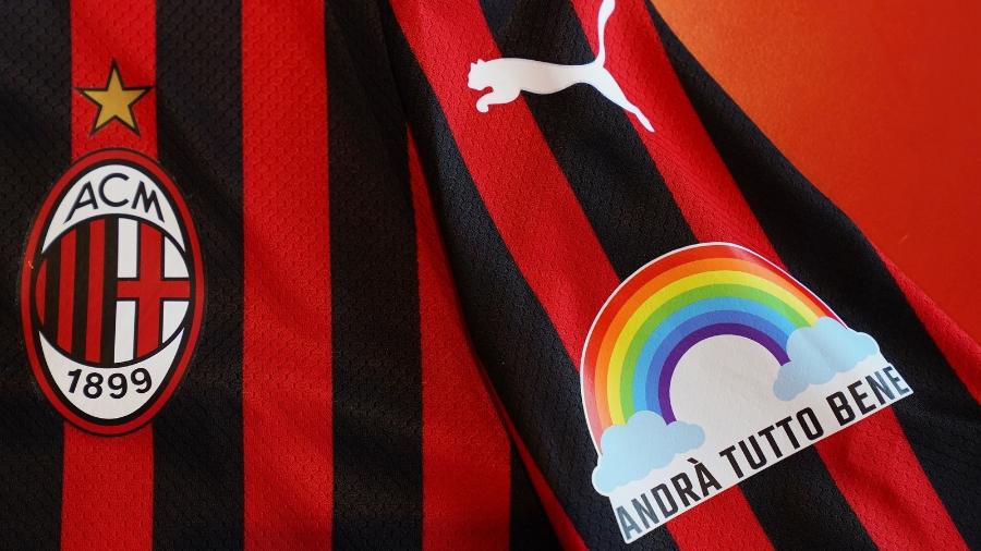 Uniforme especial do Milan tem um patch com a mensagem "Tudo vai ficar bem", junto com um arco-íris - Divulgação/Milan