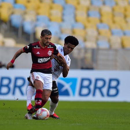 De Arrascaeta encara a marcação na semifinal Flamengo x Volta Redonda - Thiago Ribeiro/AGIF