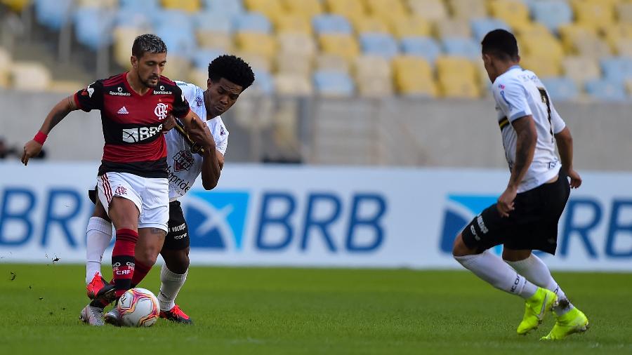 De Arrascaeta encara marcação na semifinal da Taça Rio entre Flamengo e Volta Redonda. Jogo foi à Fla TV após confusão - Thiago Ribeiro/AGIF