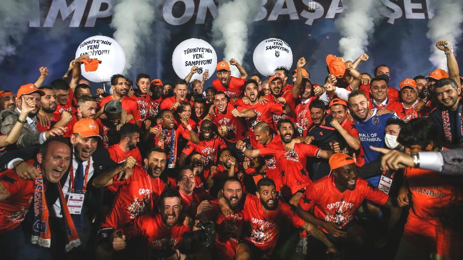 Robinho (ao centro) celebra a conquista do título turco com seus companheiros o Istanbul Basaksehir  - Onur Coban/Anadolu Agency via Getty Images