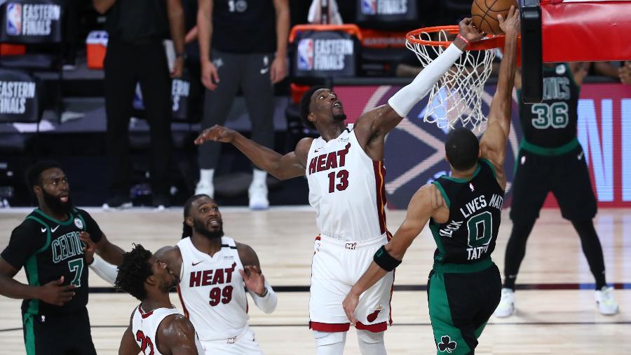 Bam Adebayo dá toco em Jayson Tatum na prorrogação de Miami Heat x Boston Celtics - Kim Klement-USA TODAY Sports