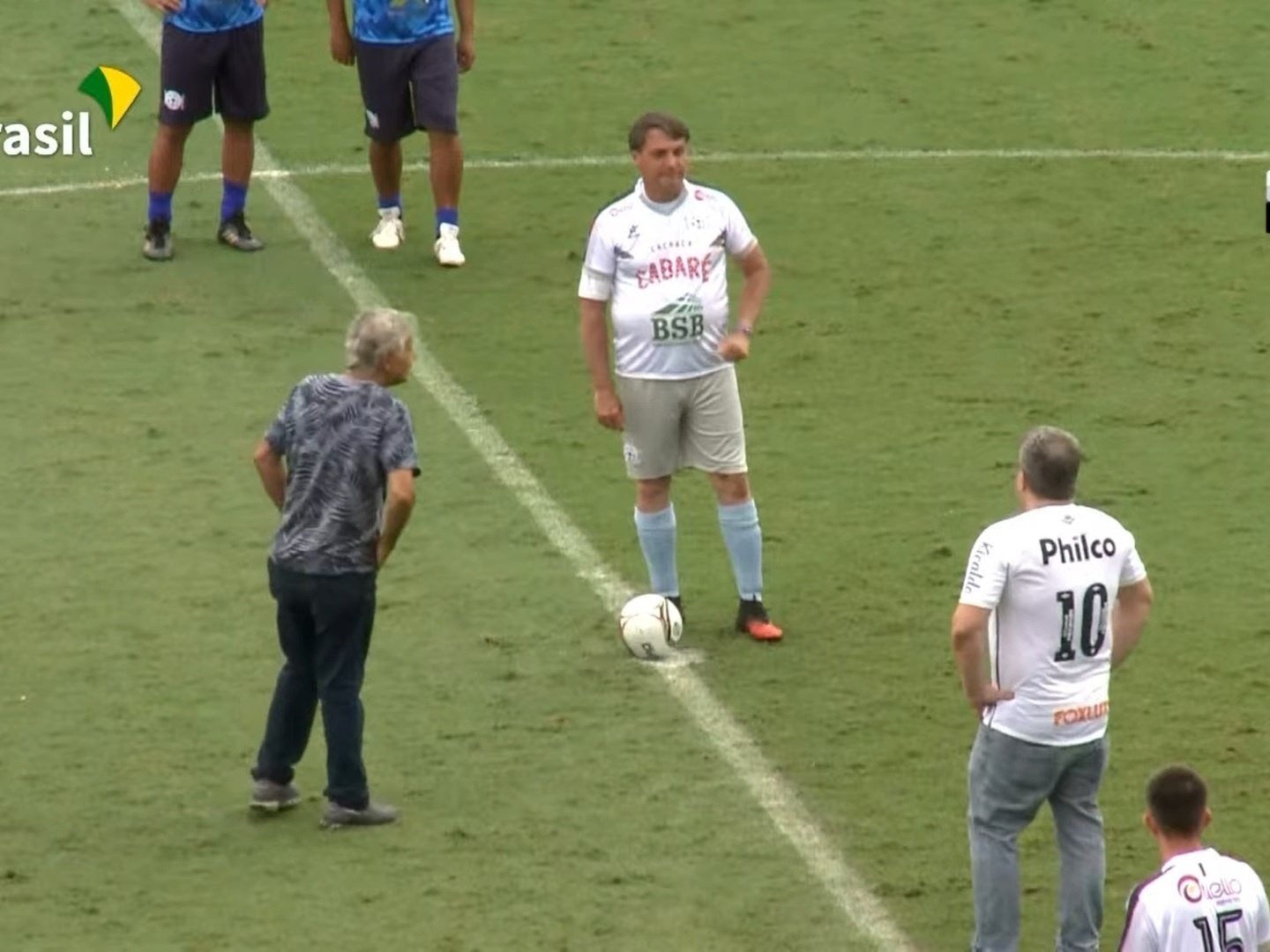 Bolsonaro faz gol com pé esquerdo em jogo beneficente de futebol