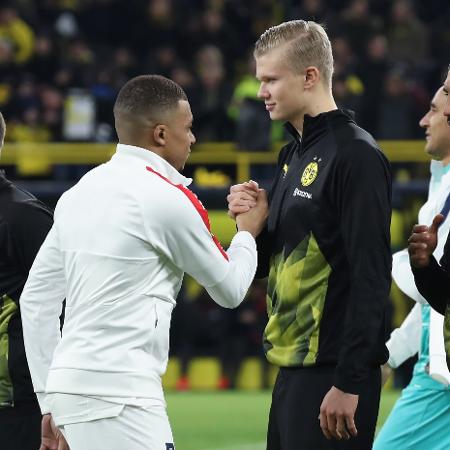 Mbappé e Haaland se cumprimentam antes de jogo entre PSG e Borussia Dortmund - Alex Grimm/Getty Images