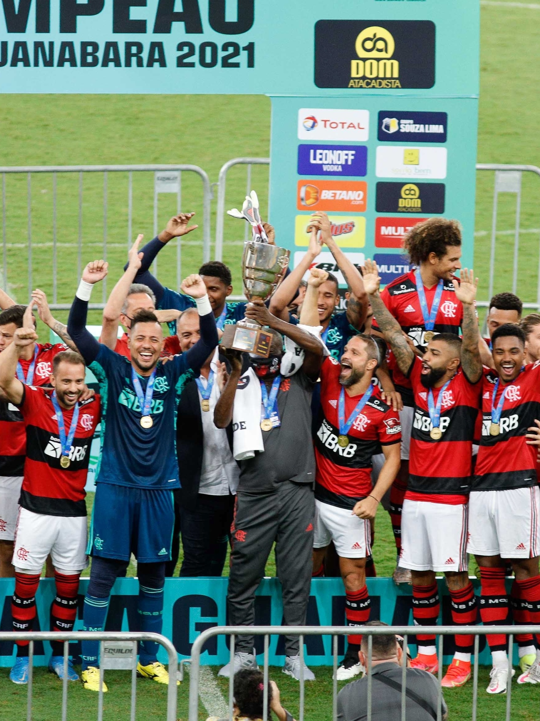 No Flamengo há 40 anos, massagista Denir levanta o troféu da Taça