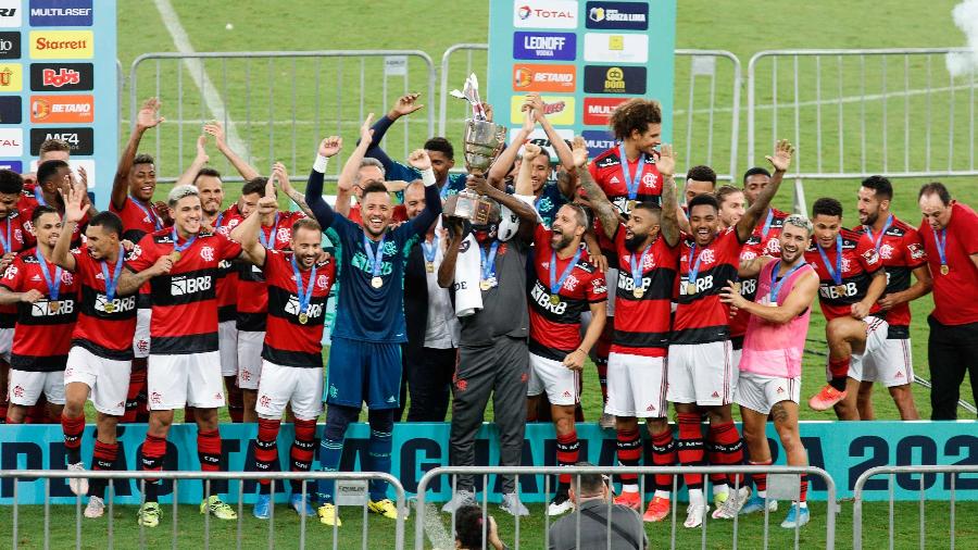 Denis levantou o troféu da Taça Guanabara de 2021 - RUDY TRINDADE/FRAMEPHOTO/FRAMEPHOTO/ESTADÃO CONTEÚDO