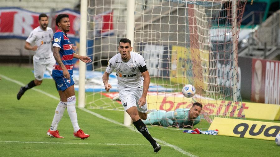 Junior Alonso, do Atlético-MG, comemora o gol sobre o Fortaleza de Ederson e Felipe Alves, pelo Brasileirão 2021 - Kely Pereira/AGIF
