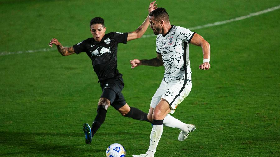 Renato Augusto divide bola em jogo do Corinthians contra o Bragantino pelo Brasileiro - Diogo Reis/AGIF