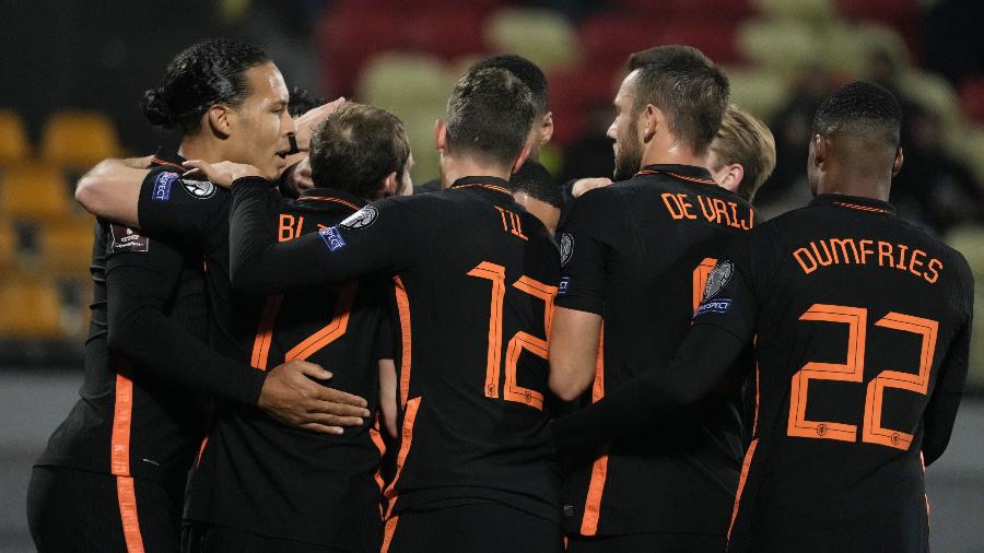 Jogadores da Holanda comemoram gol contra a Letônia pelas Eliminatórias da Copa do Mundo - REUTERS