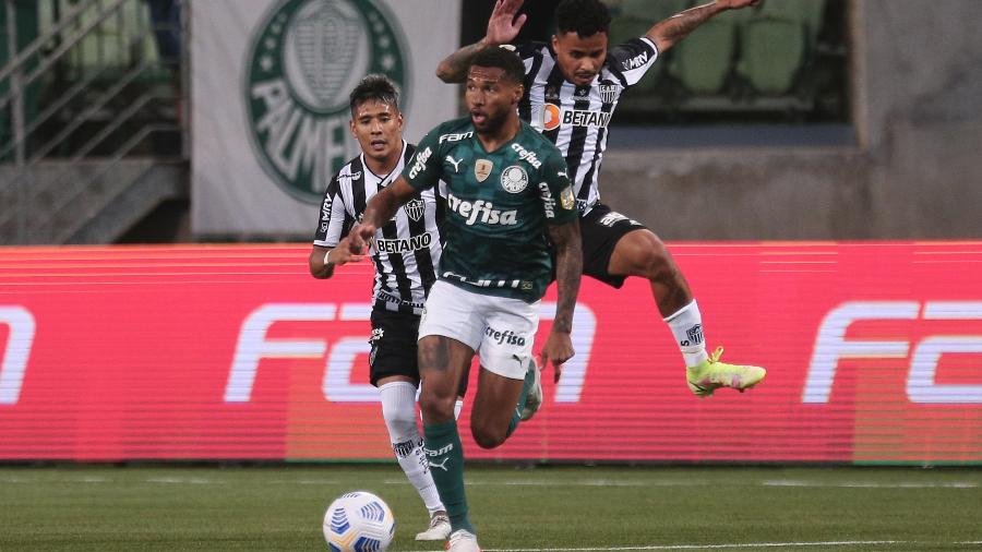 Wesley prepara jogada em duelo entre Palmeiras e Atlético-MG - Ettore Chiereguini/AGIF
