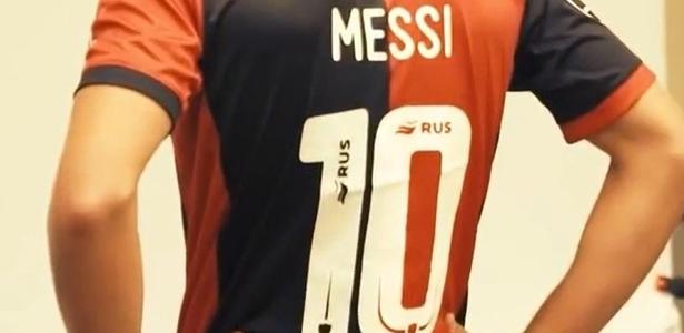 Russo quebra código de vestimenta em torneio de xadrez com camisa de Messi