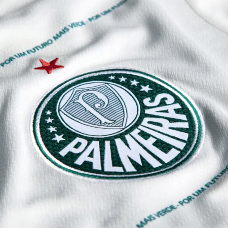 Escudo do Palmeiras em camisa reserva que Fifa vetou para a final do Mundial de Clubes