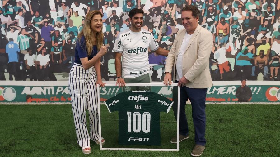 A presidente Leila Pereira e o vice presidente Paulo Buosi  do Palmeiras, entregam ao técnico Abel Ferreira camisa comemorativa aos seus 100 jogos pelo clube - Cesar Greco