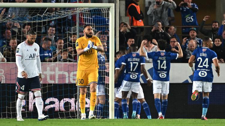 Jogadores do Strasbourg comemoram gol sobre o PSG de Donnarumma e Sergio Ramos em jogo do Campeonato Francês - SEBASTIEN BOZON / AFP - SEBASTIEN BOZON / AFP