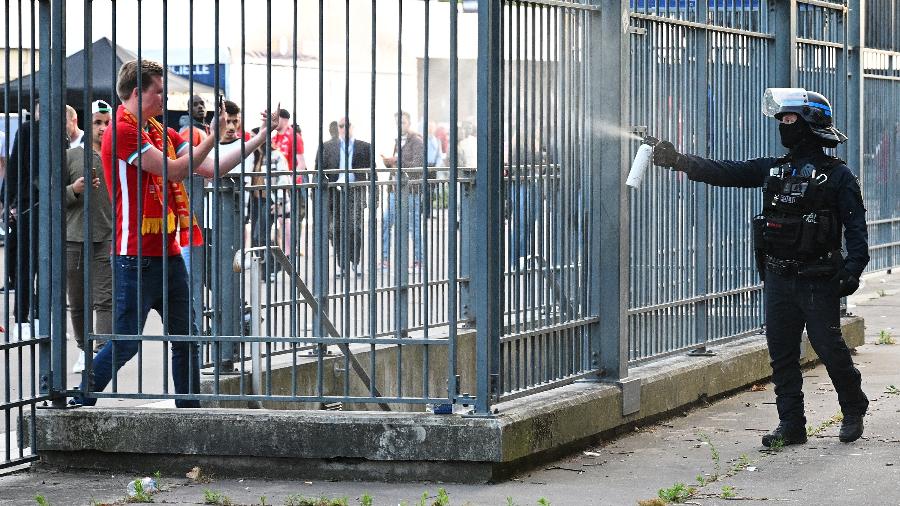 Policial joga spray de pimenta em torcedor do Liverpool no Stade de France, palco da final da Liga dos Campeões - Matthias Hangst/Getty Images