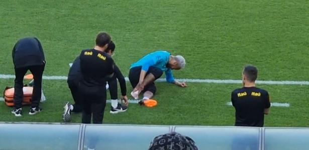 Neymar caiu com dores no pé direito e foi atendido pelos médicos da seleção
