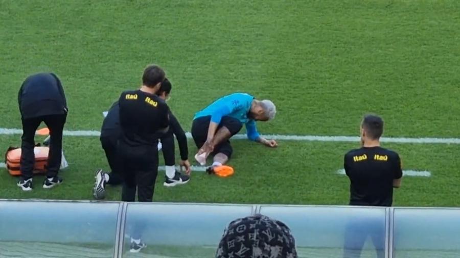 Neymar caiu com dores no pé direito e foi atendido pelos médicos da seleção - Reprodução