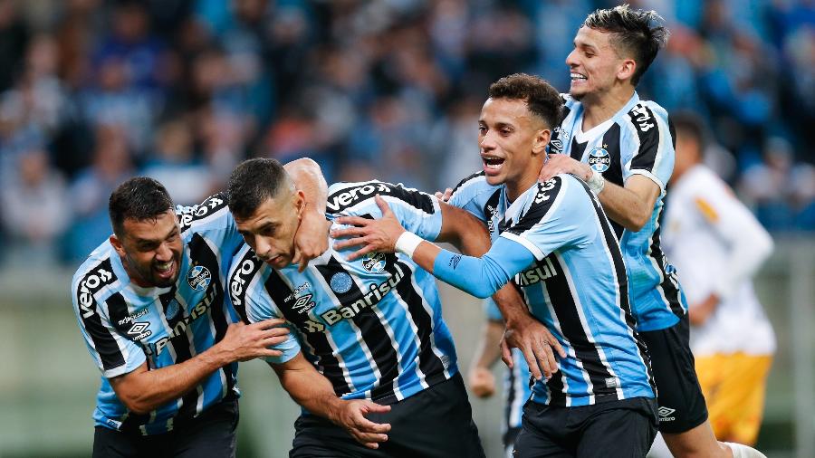 Jogadores do Grêmio comemoram após Diego Souza abrir o placa na vitória do Grêmio sobre o Novorizontino - RICHARD DUCKER/DIA ESPORTIVO/ESTADÃO CONTEÚDO