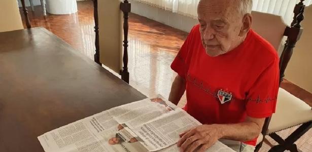 O comerciante aposentado Álvaro Pereira vê no jornal onde vão passar os jogos do São Paulo