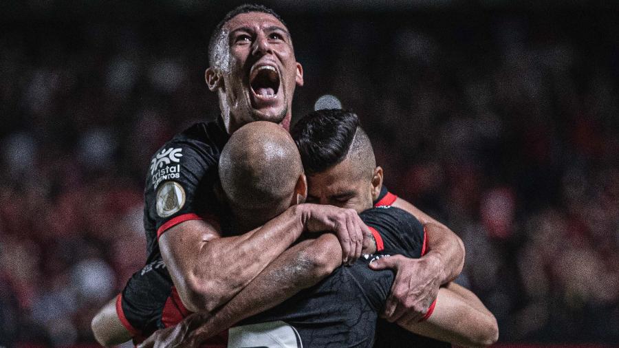 Jogadores do Atlético-GO celebram gol diante do Corinthians em confronto das quartas da Copa do Brasil - Heber Gomes/AGIF