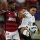 Rodinei and Du Queiroz fight for the ball in Flamengo x Corinthians, Libertadores match held at Maracanã - Sergio Moraes/Reuters - Sergio Moraes/Reuters