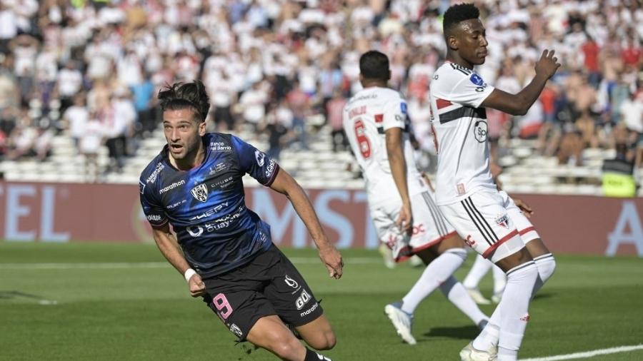 Lautaro Díaz abre o placar contra o São Paulo na final da Sul-Americana - JUAN MABROMATA / AFP