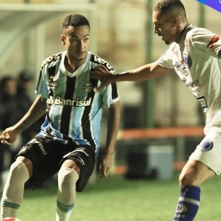 Jogadores de Grêmio e Cruzeiro-AL disputam bola em jogo da Copa São Paulo - Renan Jardim/Grêmio FBPA