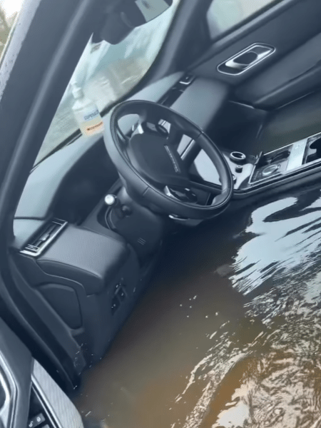 Carro de luxo fica submerso em alagamento no Guarujá, em São Paulo - Reprodução/Instagram