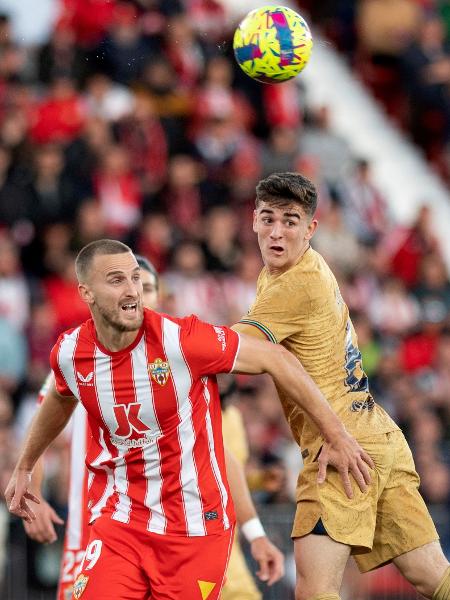 Gavi, do Barcelona, disputa bola com Rodrigo Ely, do Almería, em duelo pelo Campeonato Espanhol - JORGE GUERRERO / AFP