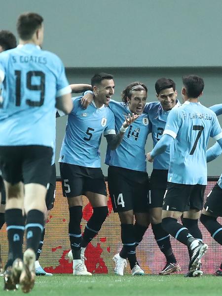 Vecino comemora com companheiros o segundo gol do Uruguai contra a Coreia do Sul. - Chung Sung-Jun/Getty Images