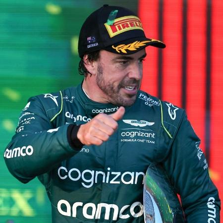 Fernando Alonso, Aston Martin, no pódio do Grande Prêmio da Austrália - Qian Jun/MB Media/Getty Images