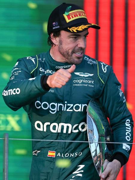 Fernando Alonso, Aston Martin, no pódio do Grande Prêmio da Austrália - Qian Jun/MB Media/Getty Images