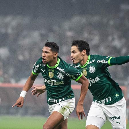 Rony, do Palmeiras, comemora antes de ter seu gol anulado contra o Atlético-MG, pelo Brasileirão - Fernando Moreno/AGIF
