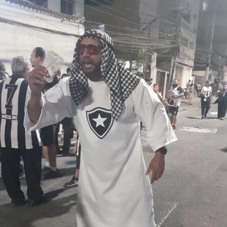 Torcedor do Botafogo se veste de xeque - Alexandre Araujo/UOL