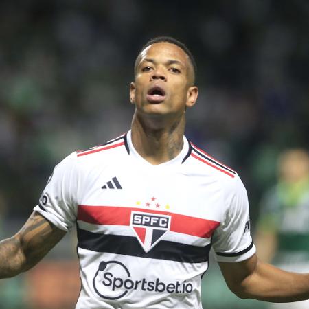 Caio Paulista, do São Paulo, comemora após marcar contra o Palmeiras, pela Copa do Brasil