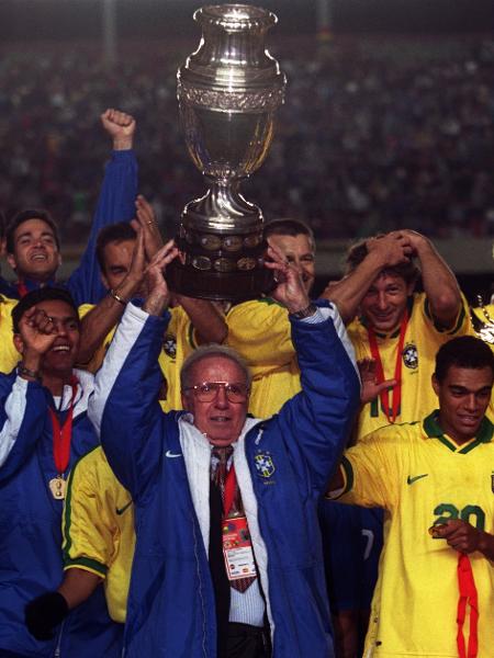 Zagallo ergue a taça da Copa América de 1997