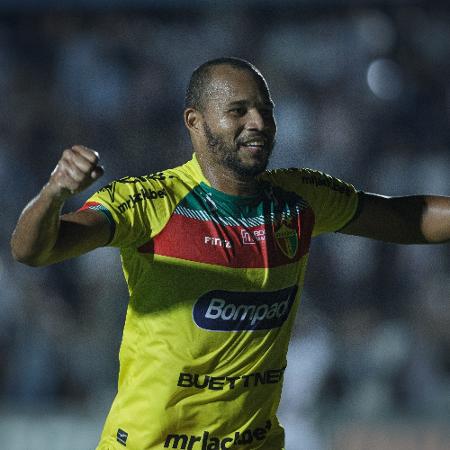 Olávio, do Brusque, comemora o acesso do clube para a Série B do Brasileirão de 2024