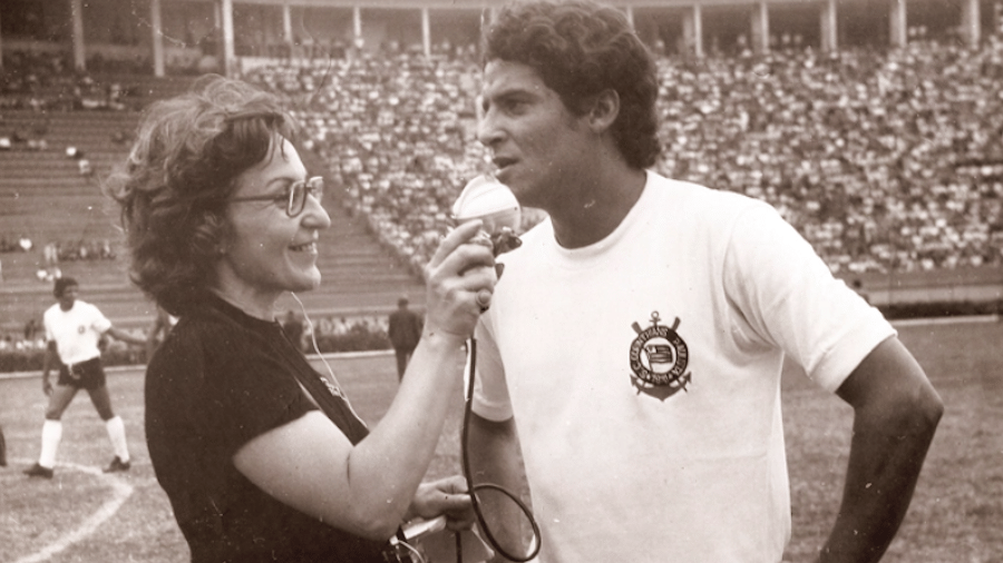 A repórter Gêgê entrevista Vaguinho, em agosto de 1972, no Pacaembu