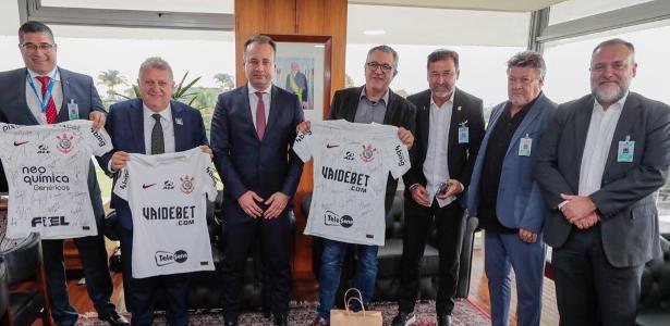 Corinthians se encontra com a Caixa para tratar do estádio em Brasília.
